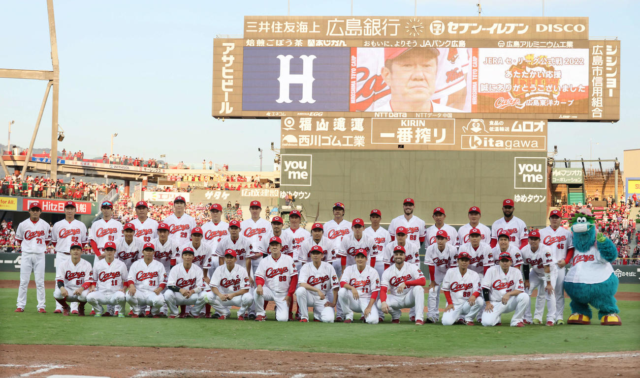 広島対中日　退任あいさつ後、ナインらと記念写真におさまる佐々岡監督（前列左から6人目）（撮影・加藤孝規）