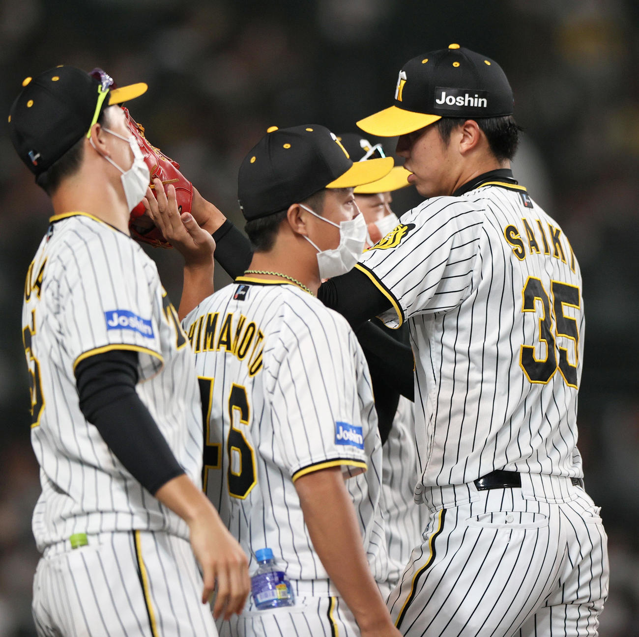 阪神対ヤクルト　12回を無失点に抑えナインから出迎えを受ける阪神才木（右）（撮影・上山淳一）