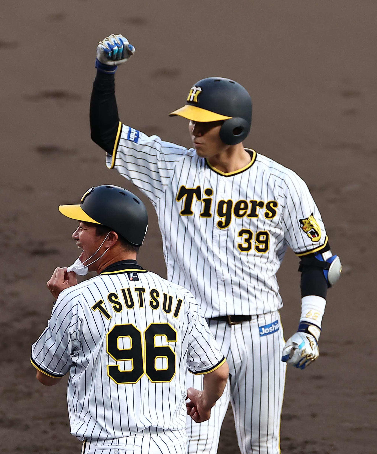 阪神対ヤクルト　9回裏阪神2死一、二塁、栄枝は右前に同点適時打を放ちガッツポーズをする（撮影・上田博志）