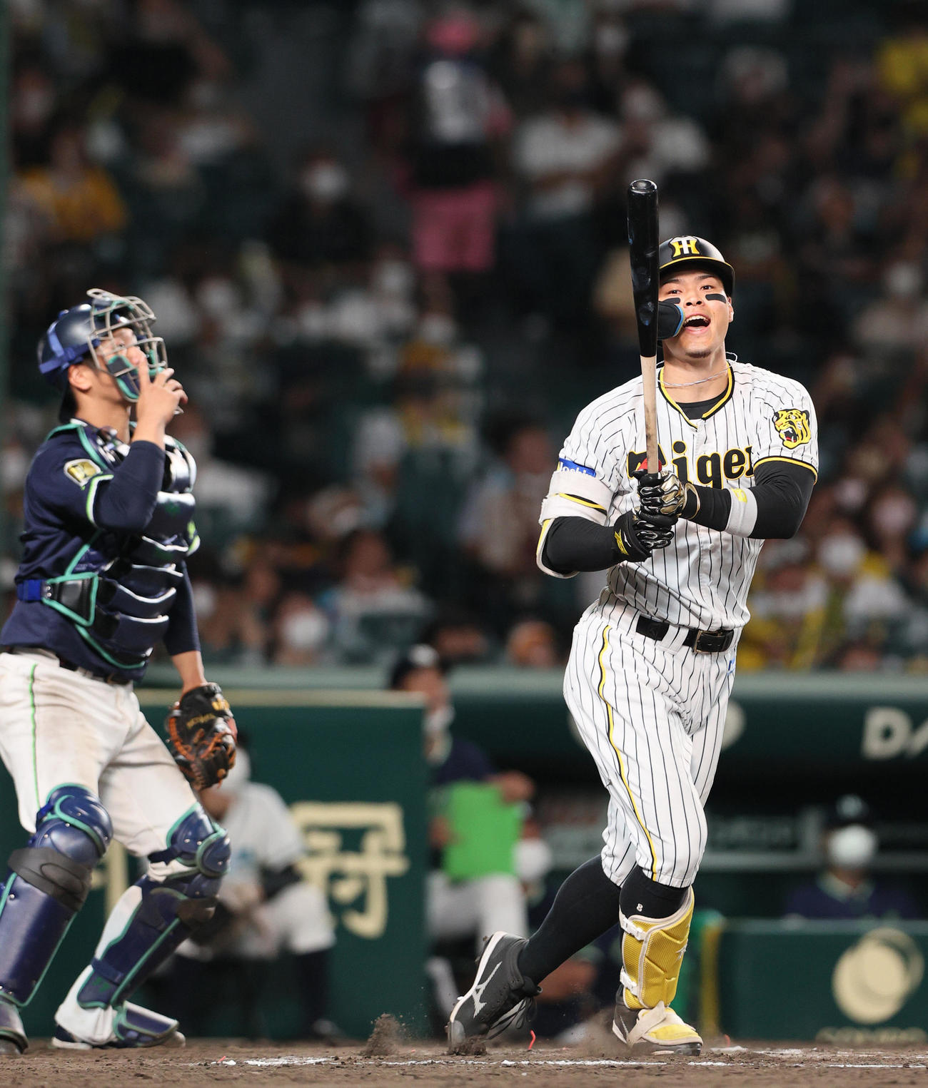 阪神対ヤクルト　12回裏阪神無死、佐藤輝は遊飛に倒れ悔しがる（撮影・上山淳一）
