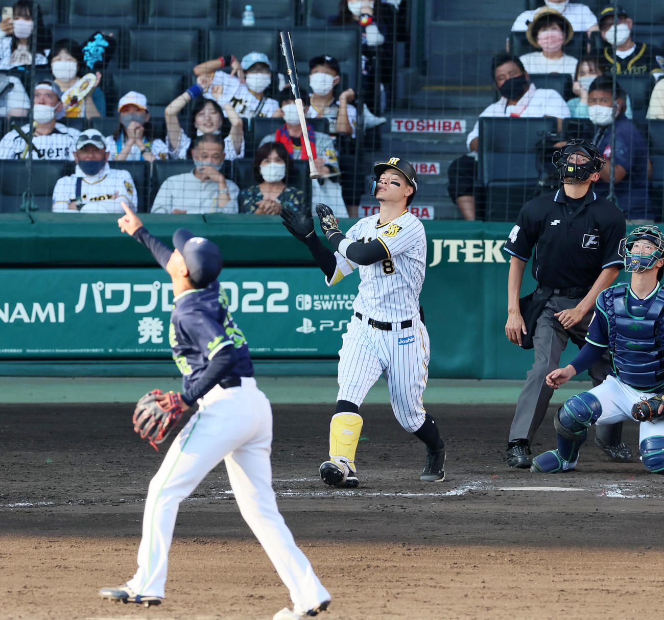 阪神対ヤクルト　8回裏阪神無死、佐藤輝は中飛を打ち上げる。投手は竹山（撮影・加藤哉）