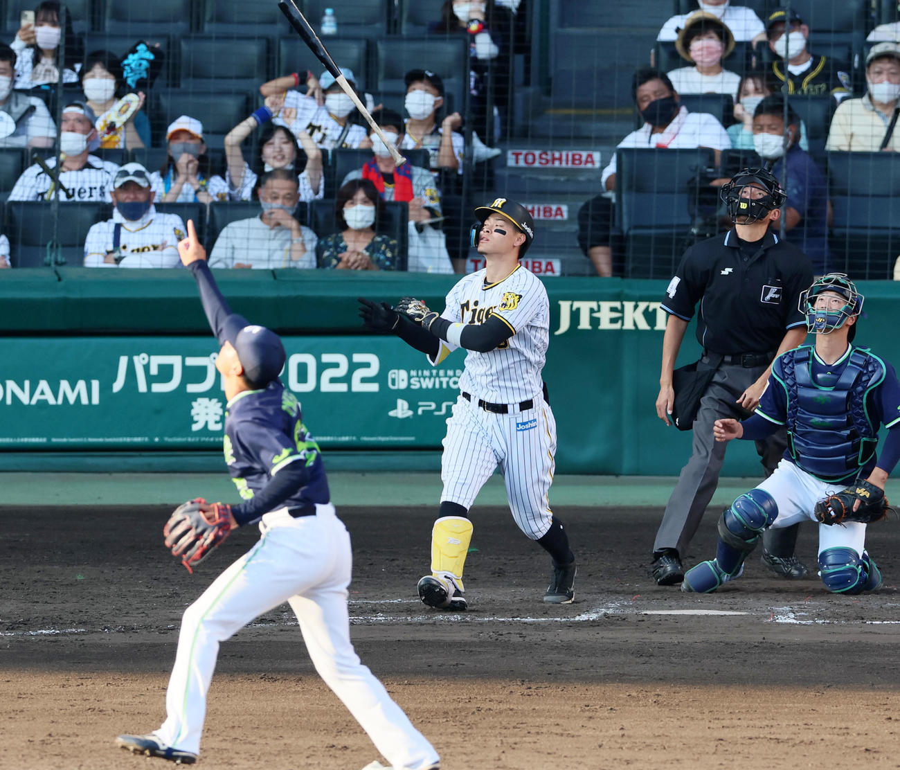阪神対ヤクルト　8回裏阪神無死、佐藤輝は中飛を打ち上げる。投手は竹山（撮影・加藤哉）