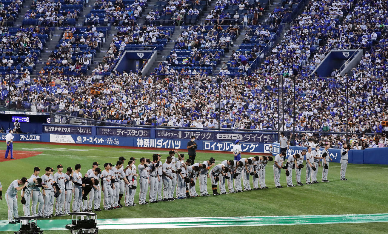 DeNA対巨人　試合後、左翼スタンドにファンに、あいさつする巨人原監督（右）ら選手たち（撮影・浅見桂子）