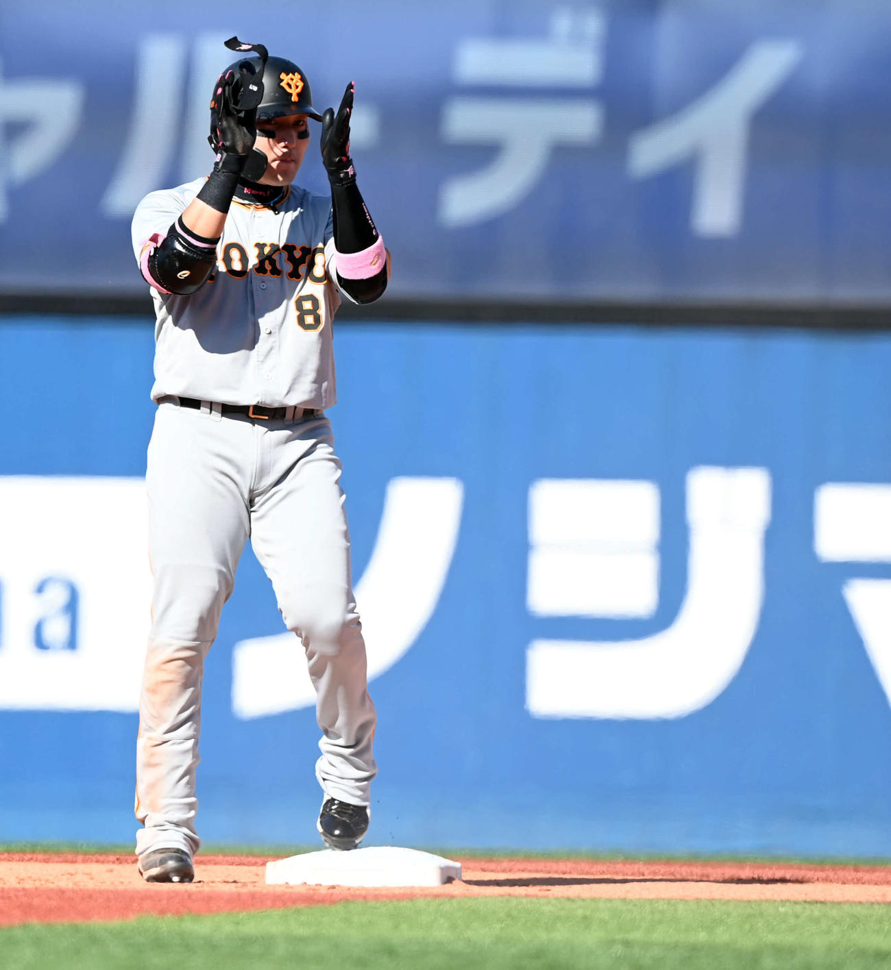 DeNA対巨人　1回表巨人1死二塁、右前に先制の適時打を放ち手をたたく丸（撮影・たえ見朱実）