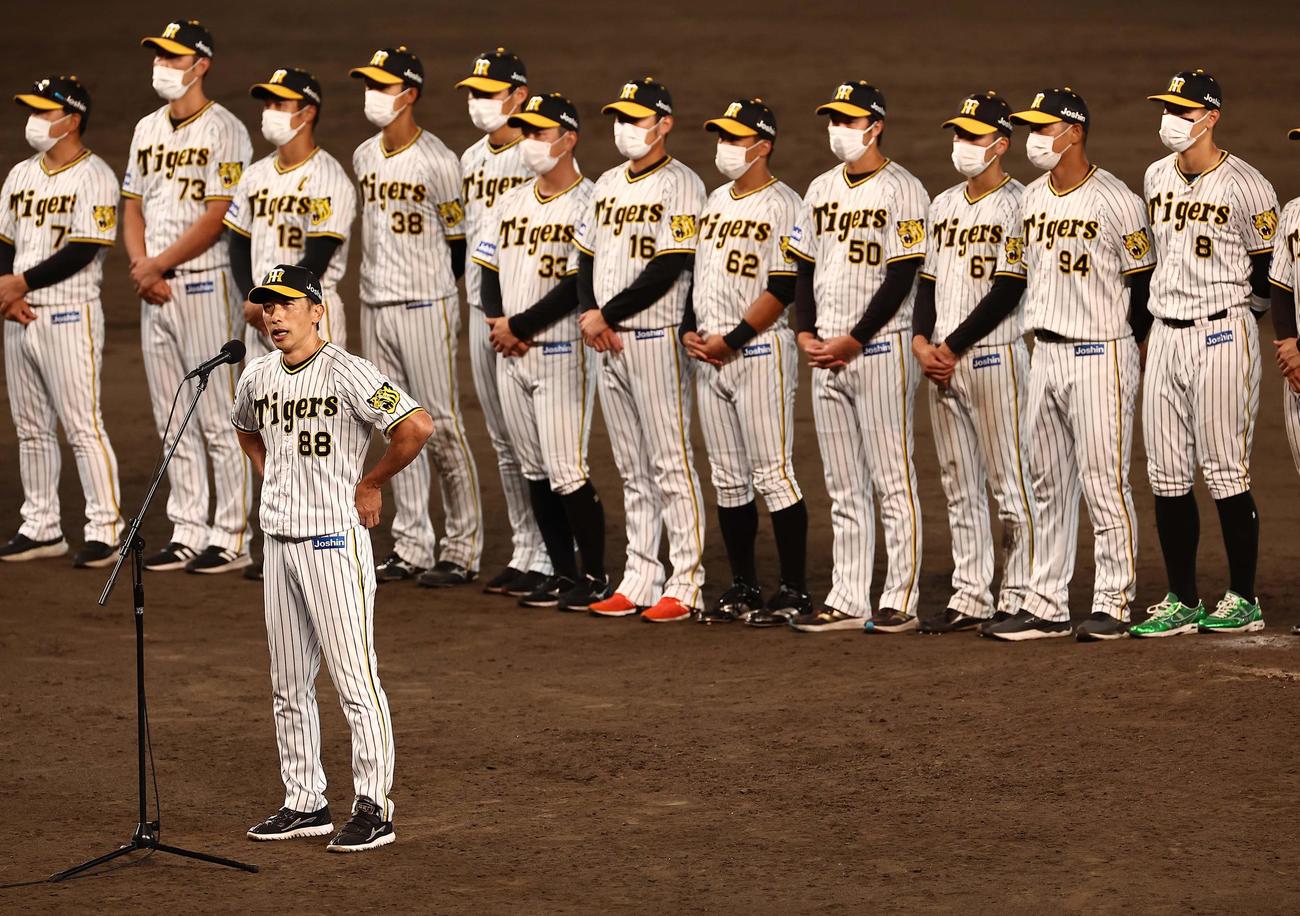 阪神対ヤクルト　今季最終戦を終えファンにあいさつをする矢野監督（撮影・上田博志）