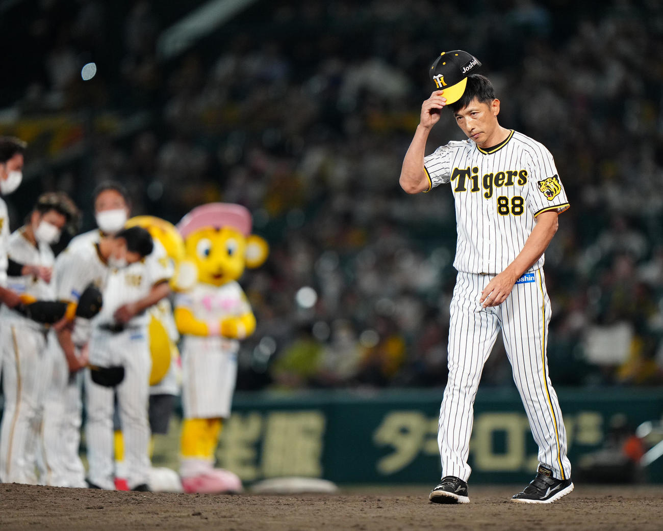 阪神対ヤクルト　試合後、あいさつを終え、列に戻る阪神矢野監督（撮影・江口和貴）