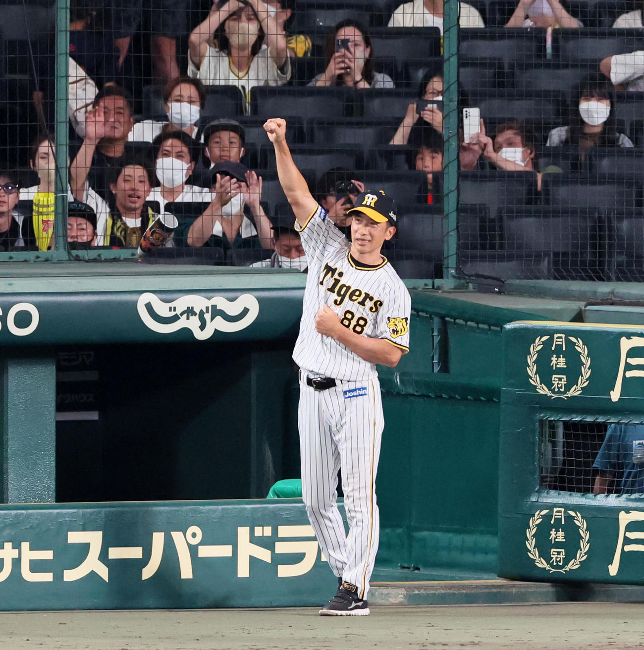 阪神対ヤクルト　今季レギュラーシーズン最終戦を終えスタンドからの「矢野コール」に矢野ガッツで応える矢野監督（撮影・加藤哉）