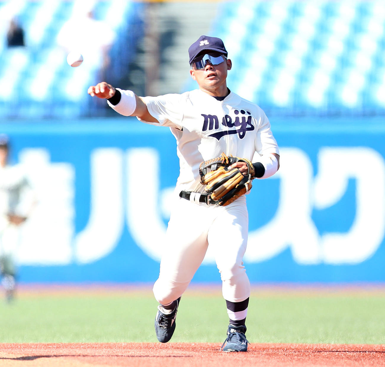 明大対法大　1回裏法大2死一塁、今泉の放ったゴロを一塁へ送球する明大・村松（撮影・宮地輝）