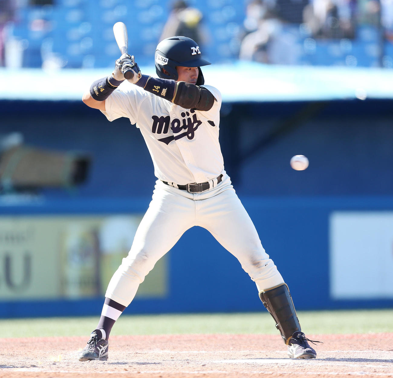 明大対法大　3回表明大2死満塁、山田陸が四球を見極め押しだしとなる（撮影・宮地輝）