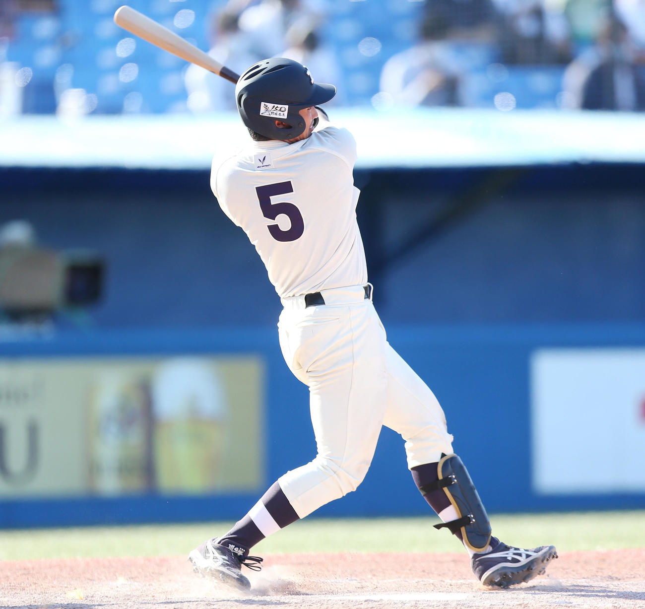 明大対法大　5回表明大2死一塁、2点本塁打を放つ山田陸（撮影・宮地輝）