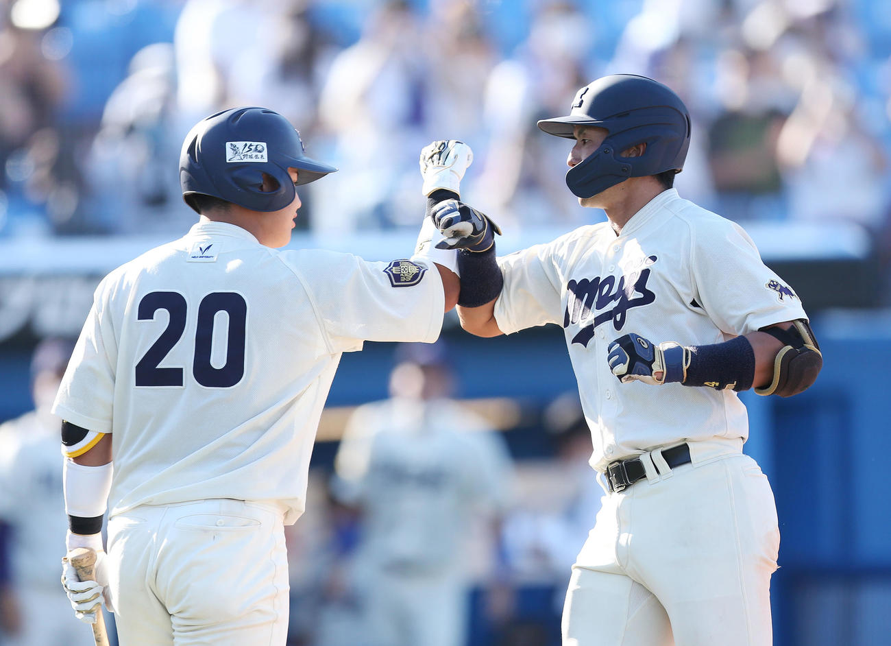 明大対法大　5回表明大2死一塁、2点本塁打を放ち蓑尾（左）とタッチする山田陸（撮影・宮地輝）
