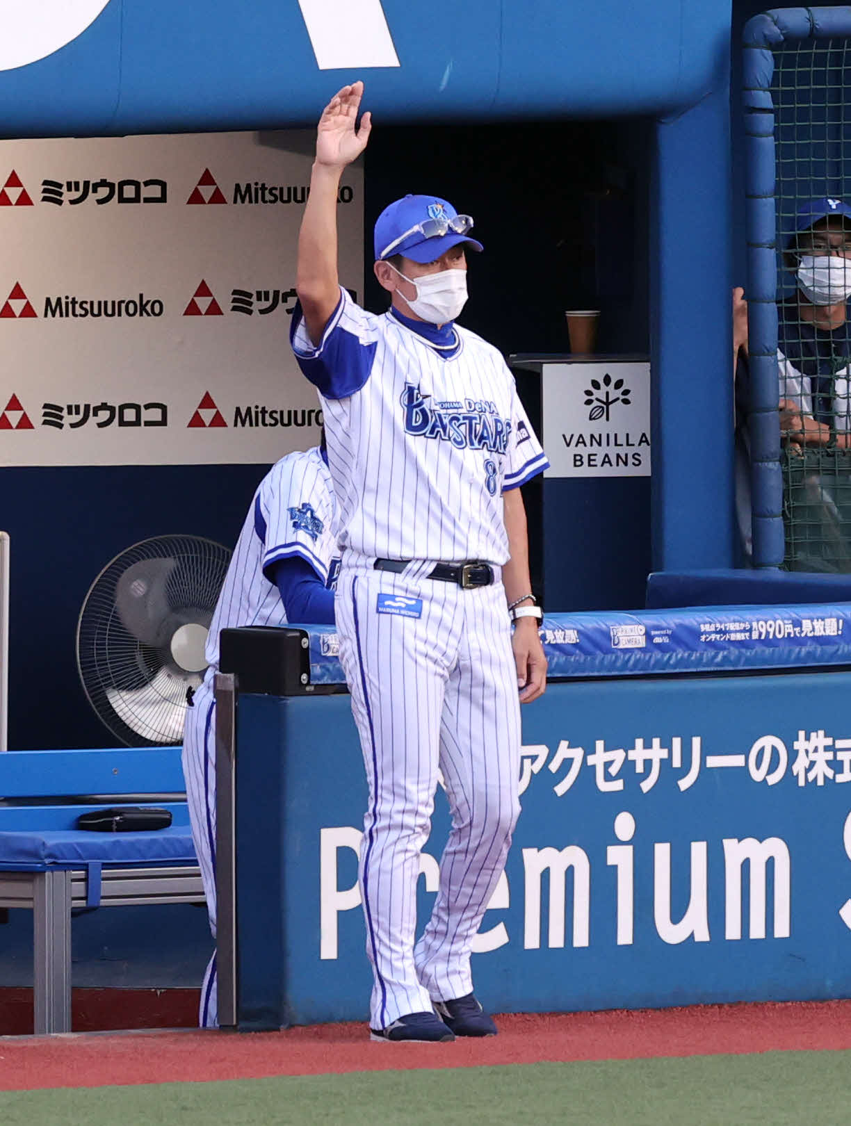 DeNA対巨人　7回裏DeNA無死二塁、選手交代を告げる三浦監督（撮影・浅見桂子）