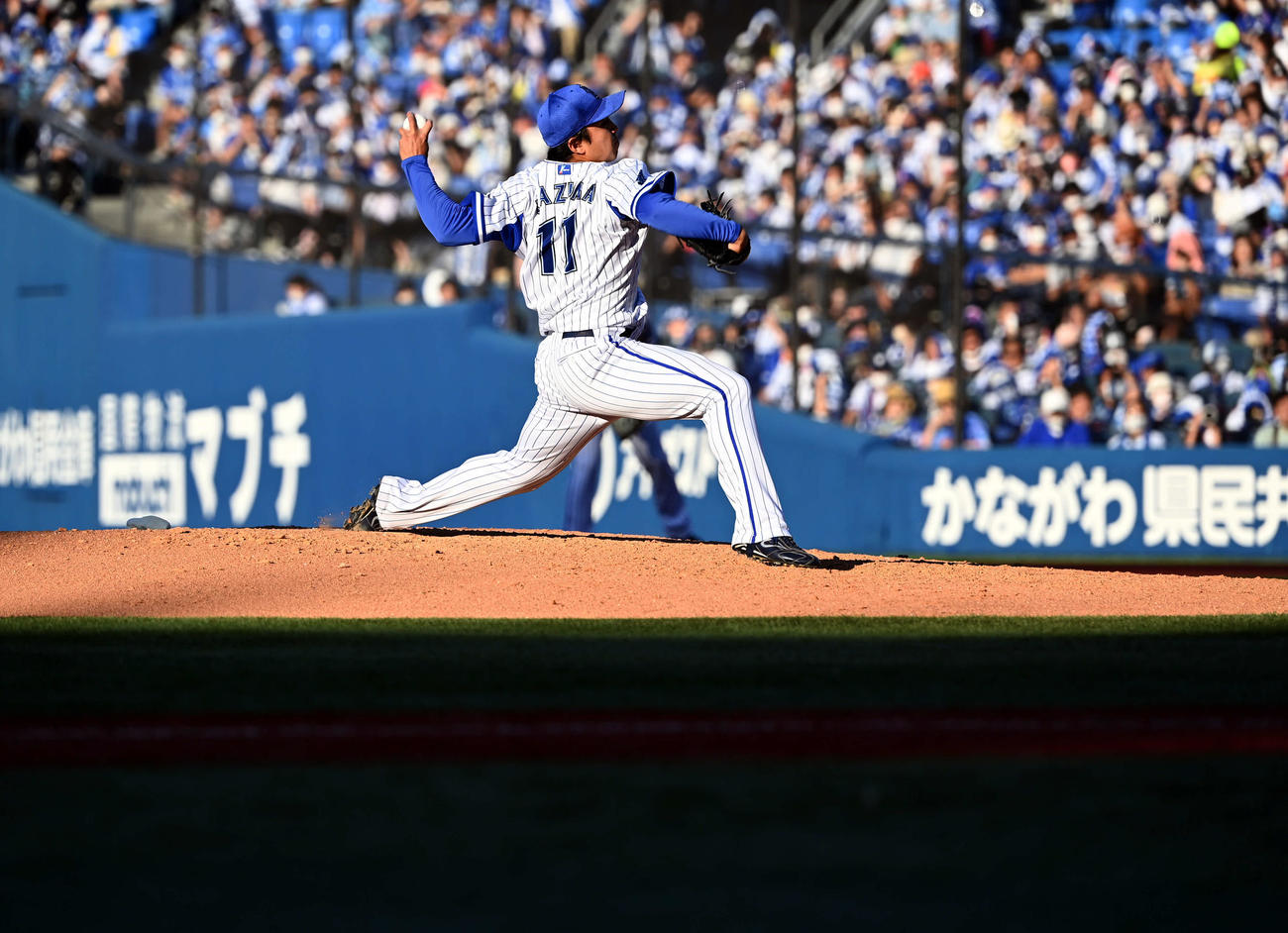 DeNA対巨人　6回からマウンドに上がったDeNA東（撮影・たえ見朱実）