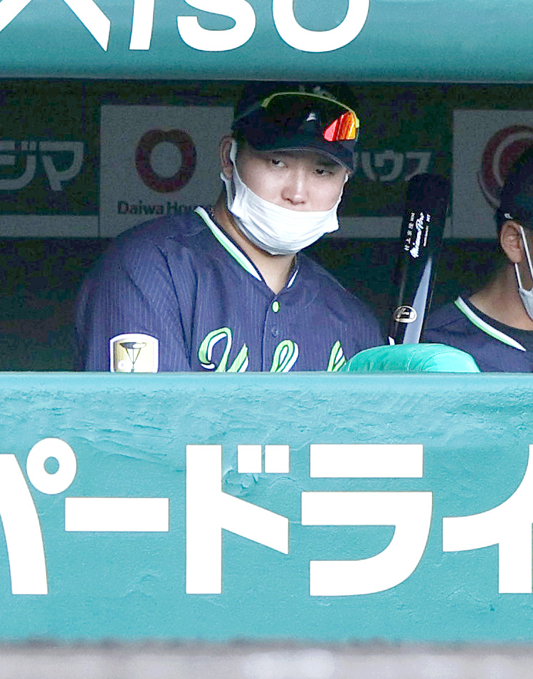 阪神対ヤクルト　8回、ヤクルト村上はバットを手にグラウンドを見つめる（撮影・上山淳一）