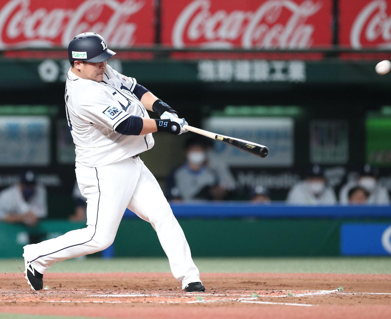 西武対日本ハム　4回裏西武2死一塁、中村は先制となる左越え2点本塁打を放つ（撮影・佐藤翔太）