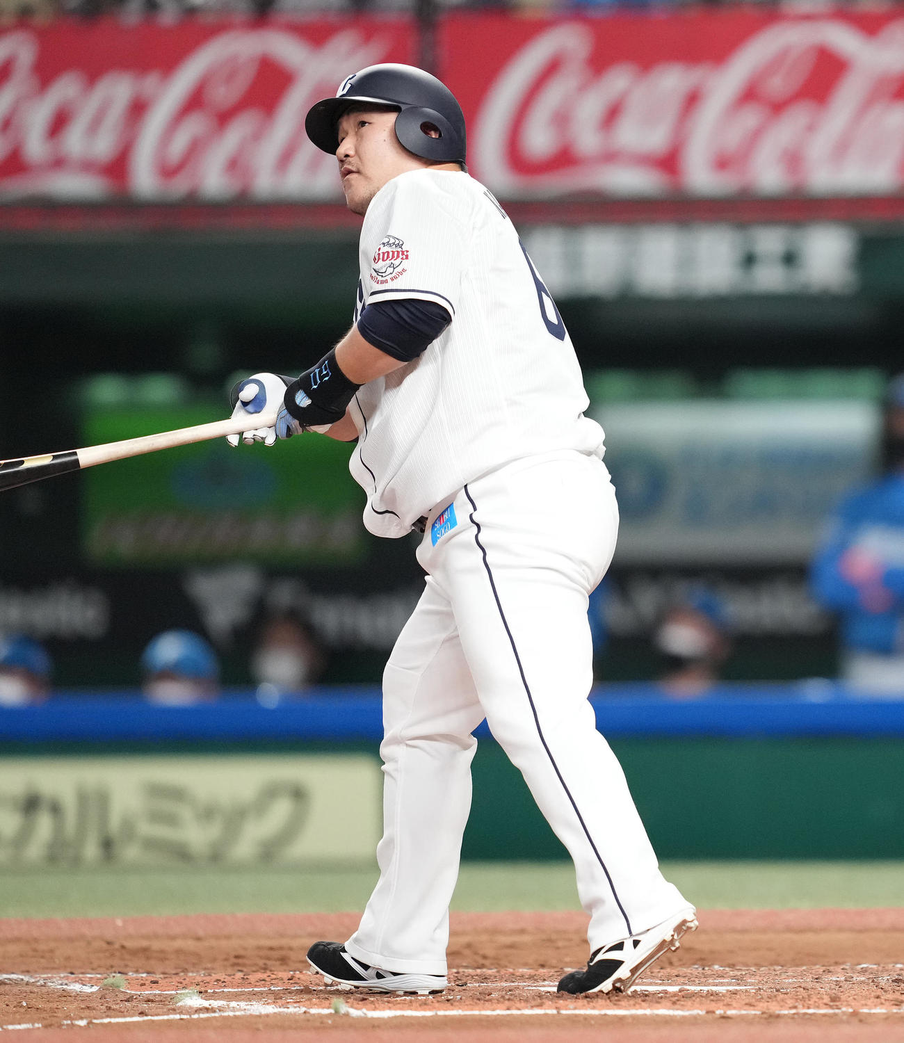 西武対日本ハム　4回裏西武2死一塁、先制の左越え2点本塁打を放つ中村（撮影・鈴木みどり）