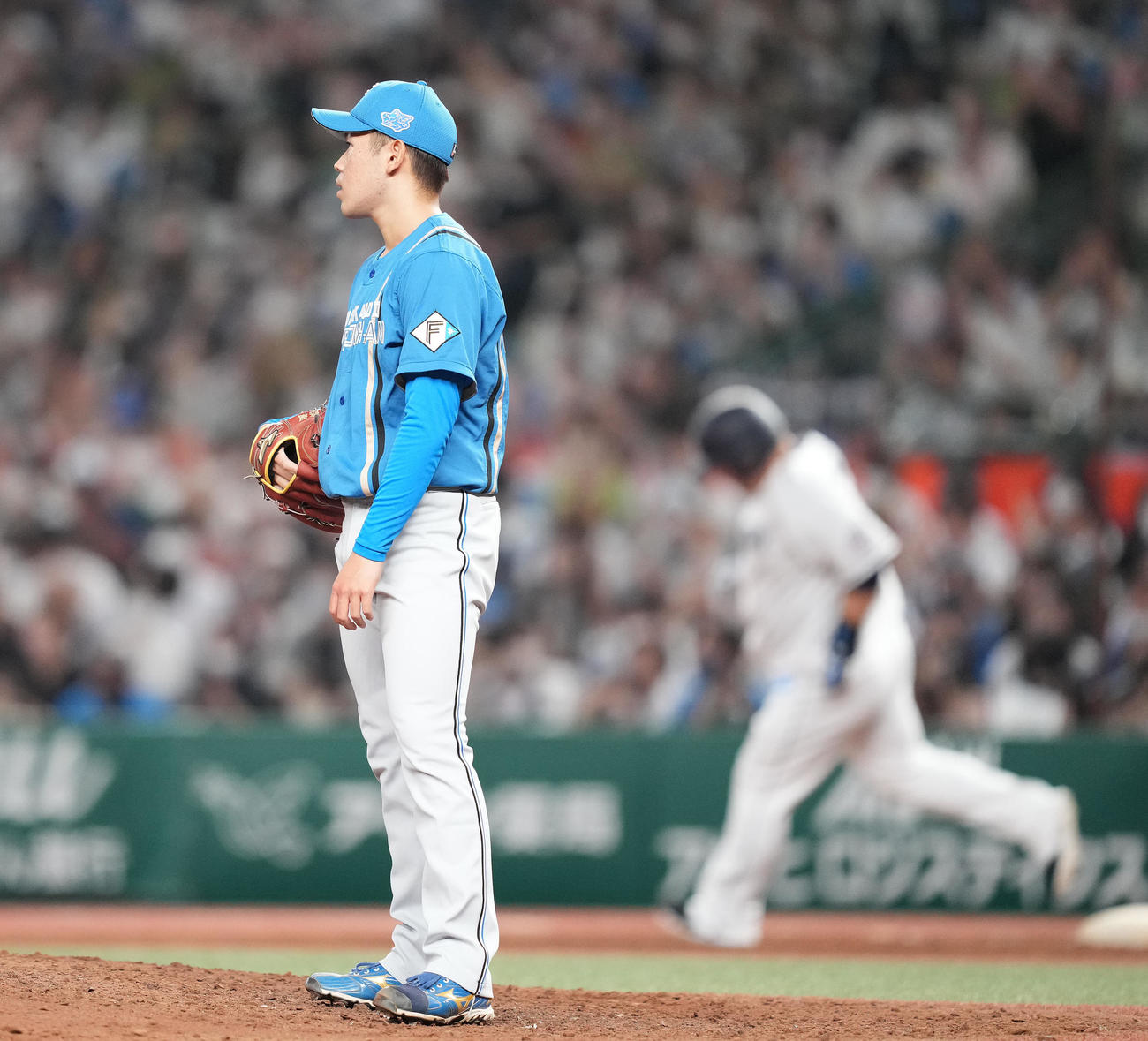 西武対日本ハム　4回裏西武2死一塁、中村に先制の左越え2点本塁打を浴び、ぼうぜんとする根本（撮影・鈴木みどり）