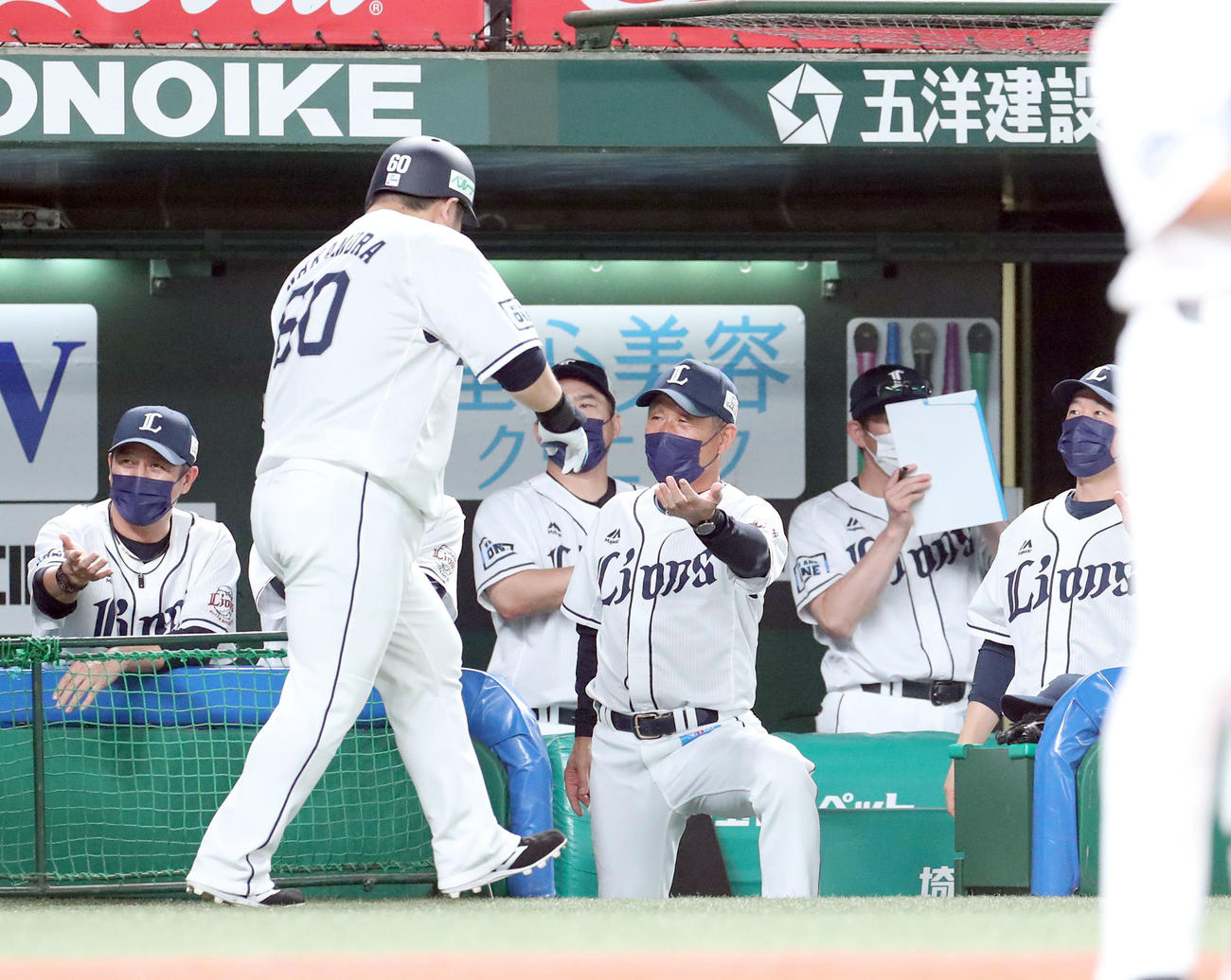 西武対日本ハム　4回裏西武2死一塁、先制となる左越え2点本塁打を放った中村（左手前）を出迎える辻監督（撮影・佐藤翔太）