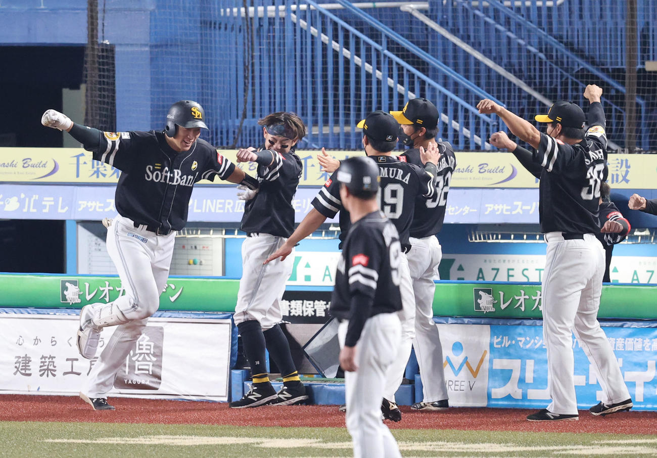 ロッテ対ソフトバンク　4回表ソフトバンク無死、柳田悠岐は左越え本塁打を放つ、ナインと大喜び（撮影・梅根麻紀）