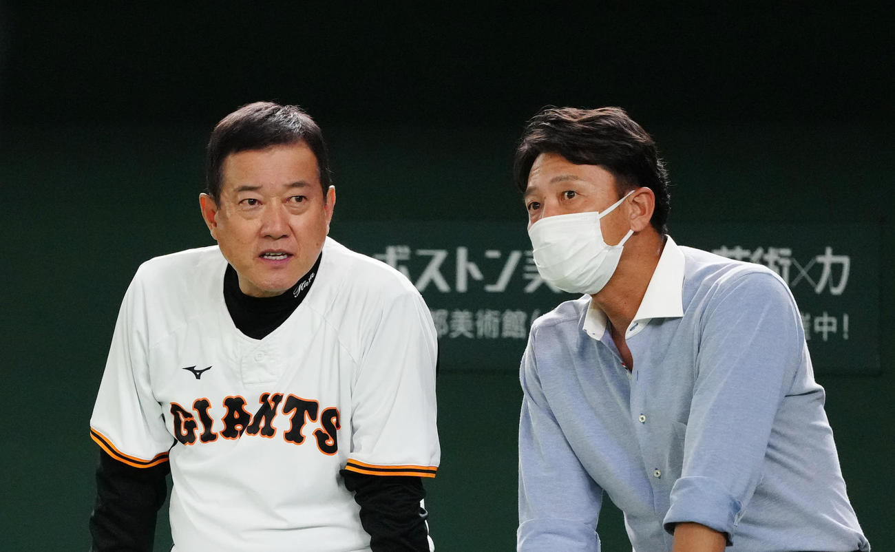 巨人原監督（左）と二岡2軍監督（2022年9月8日撮影）