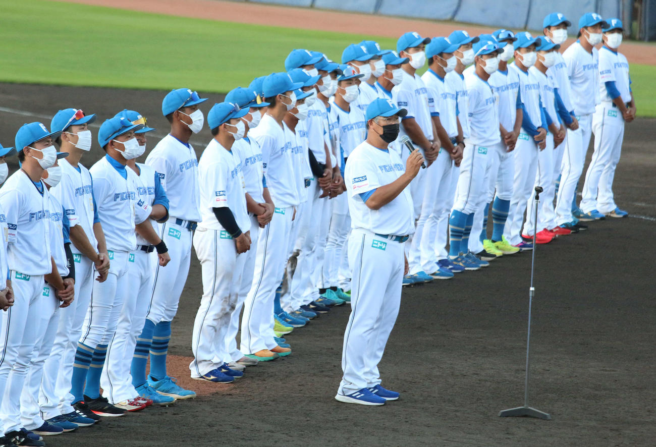 日本ハム対ロッテ　試合後の最終戦セレモニーでスピーチする日本ハム木田2軍監督（撮影・木下大輔）