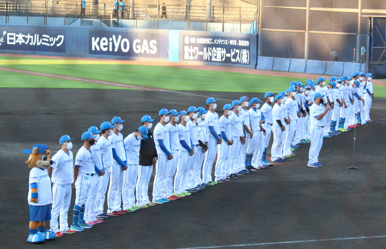 日本ハム対ロッテ　試合後の最終戦セレモニーでスピーチする日本ハム木田2軍監督（撮影・木下大輔）