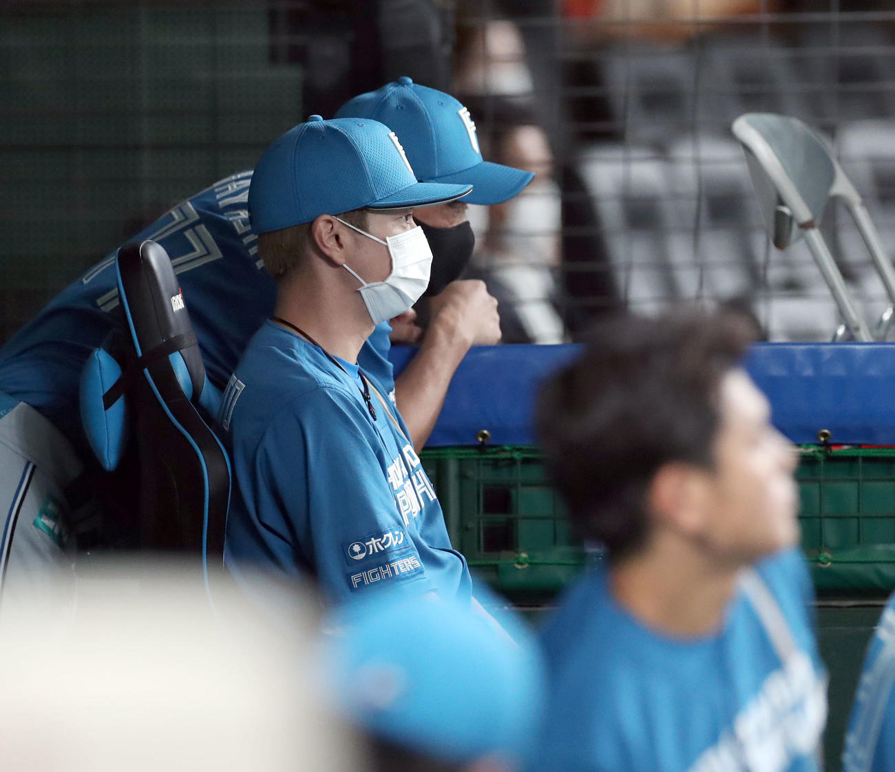 西武対日本ハム　監督席に座りながら林ヘッドコーチ（後方）と話す松本剛（撮影・佐藤翔太）