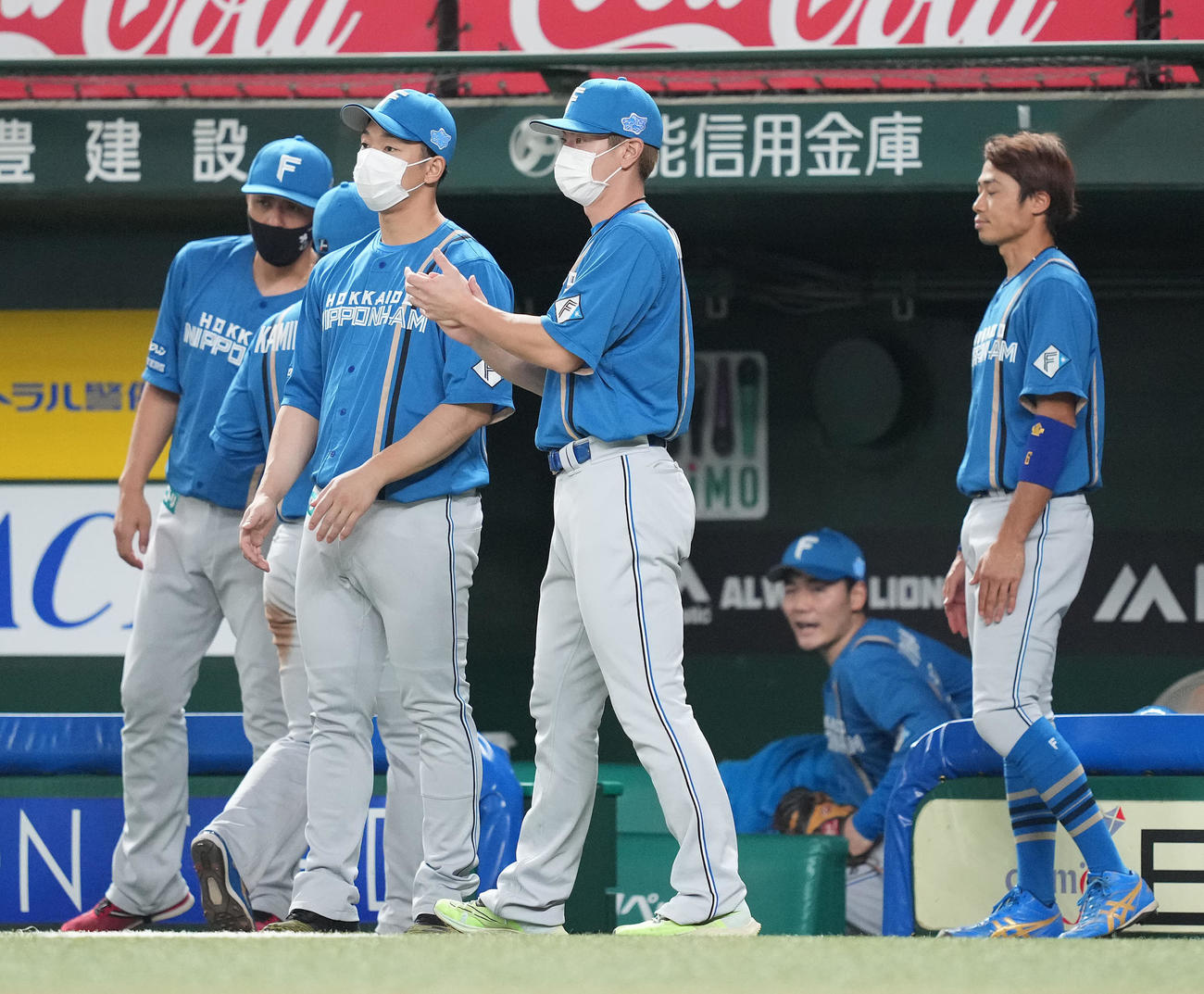 西武対日本ハム　7回裏を終えたナインを拍手で迎える日本ハム松本剛（中央）（撮影・鈴木みどり）