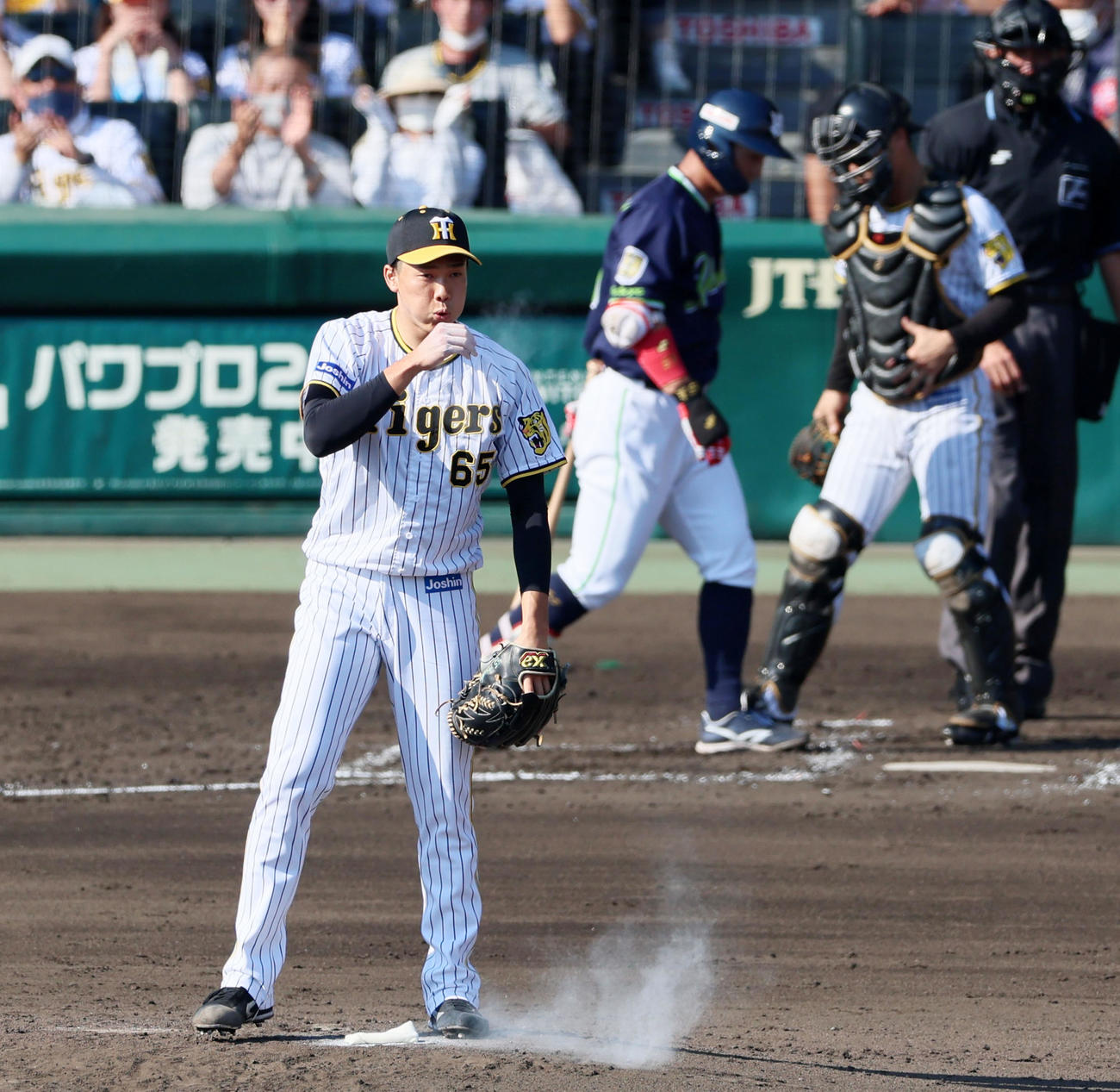 阪神対ヤクルト　4回表ヤクルト無死、湯浅は松本友を三振に仕留める（撮影・加藤哉）