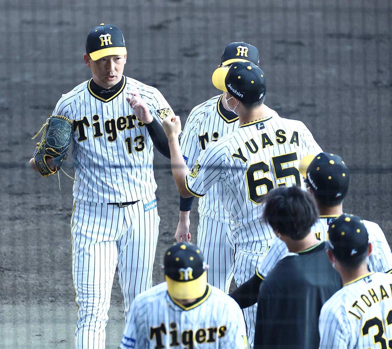 阪神対ヤクルト　阪神4番手の岩崎優はヤクルト打線を無失点に抑え湯浅京己とグータッチする（撮影・上田博志）