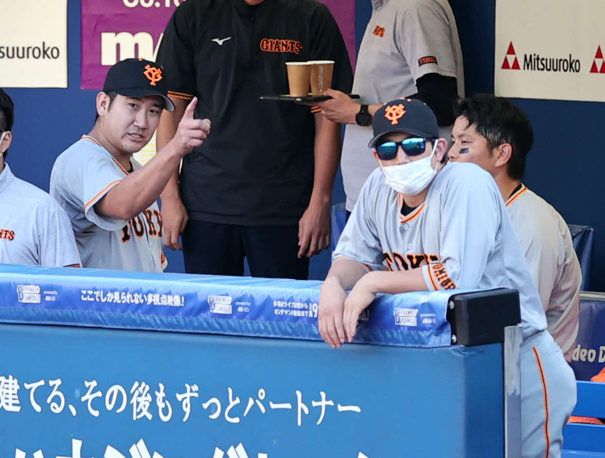 DeNA対巨人　5回裏DeNAの攻撃を抑えて引き揚げた菅野（左）は大城にアドバイスする（撮影・浅見桂子）