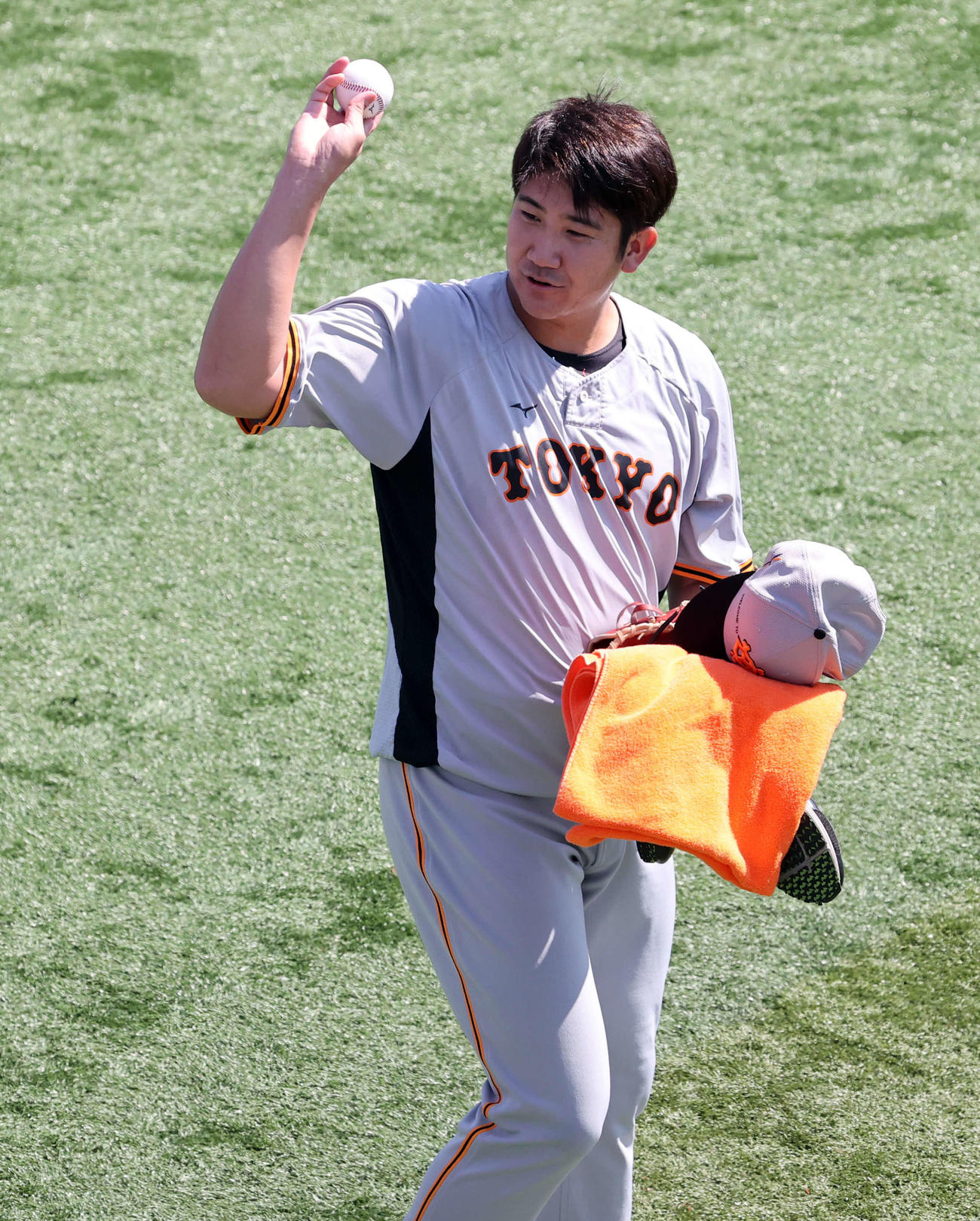 DeNA対巨人　試合前練習を終えて、ボールをポンと投げる巨人菅野（撮影・浅見桂子）