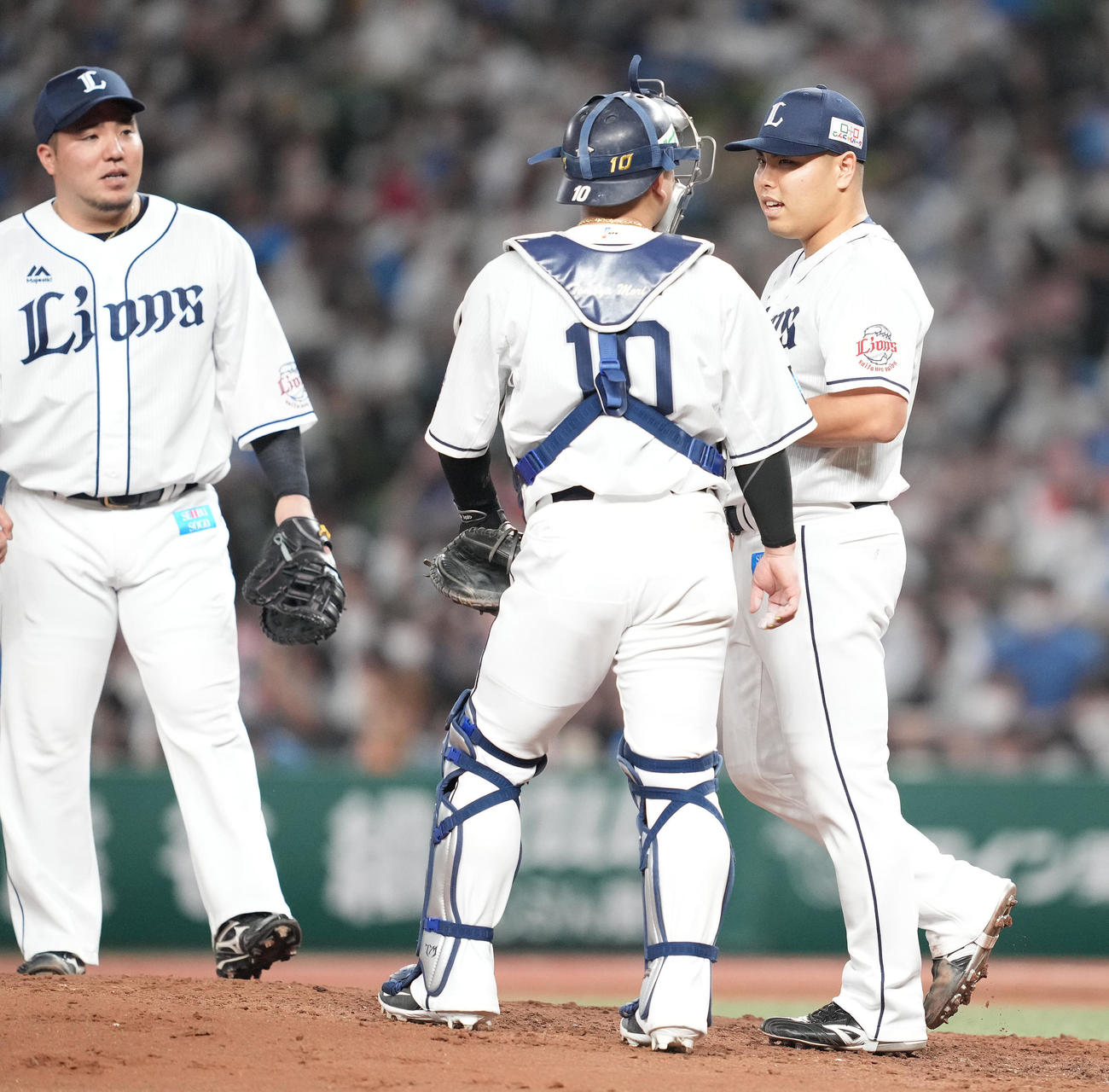 西武対日本ハム　3回表日本ハム1死、降板する平良（右から2人目）（撮影・鈴木みどり）