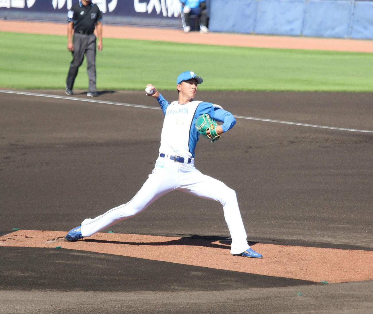日本ハム対ロッテ　先発で2回2安打3失点だった日本ハム達（撮影・木下大輔）