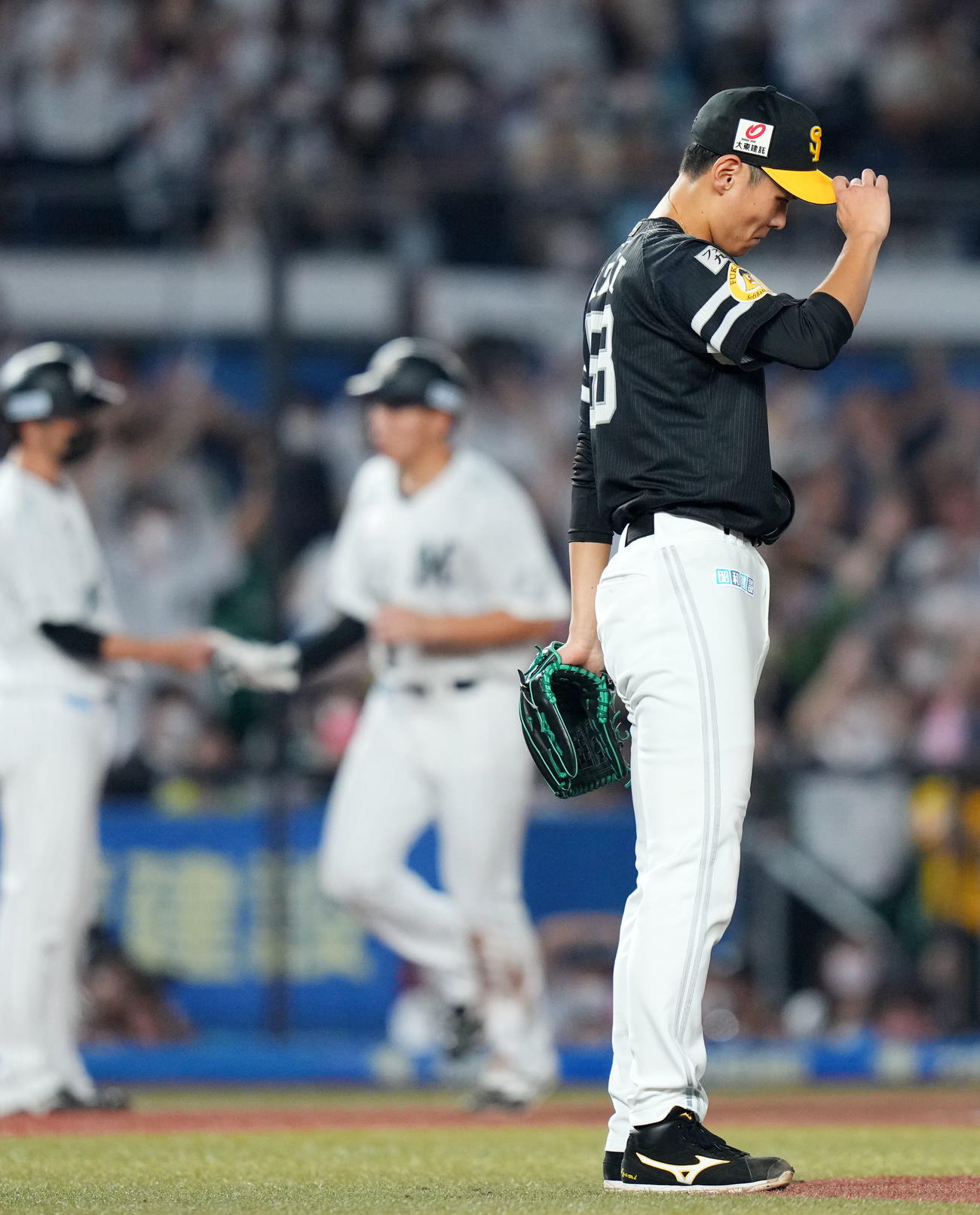 ロッテ対ソフトバンク　6回裏ロッテ1死一、二塁、山口に右越え3点本塁打を浴びる泉（撮影・横山健太）