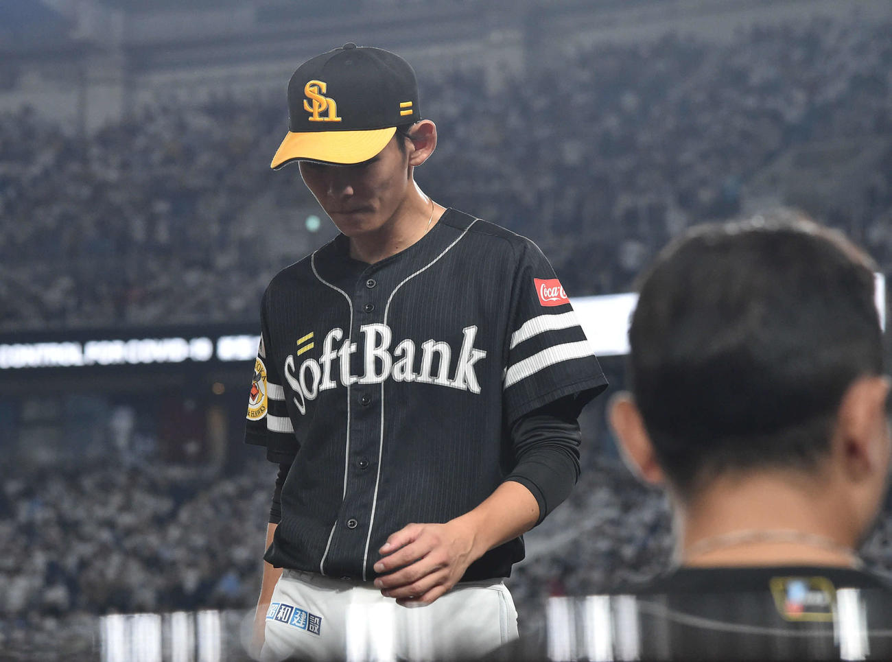 ロッテ対ソフトバンク　6回裏、山口に逆転3点本塁打を打たれた泉は、唇をかみながらベンチへ戻る（撮影・岩下翔太）