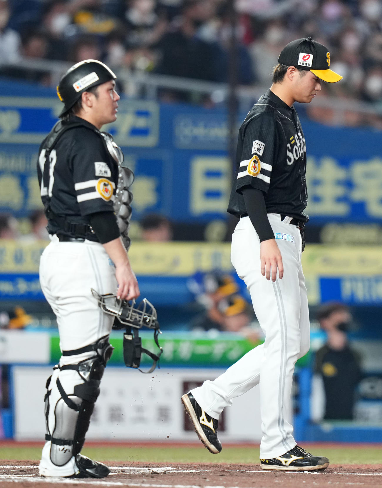 ロッテ対ソフトバンク　7回裏ロッテ1死一、二塁、中村奨に左越え適時二塁打を浴び肩を落とす甲斐野（右）と甲斐（撮影・横山健太）