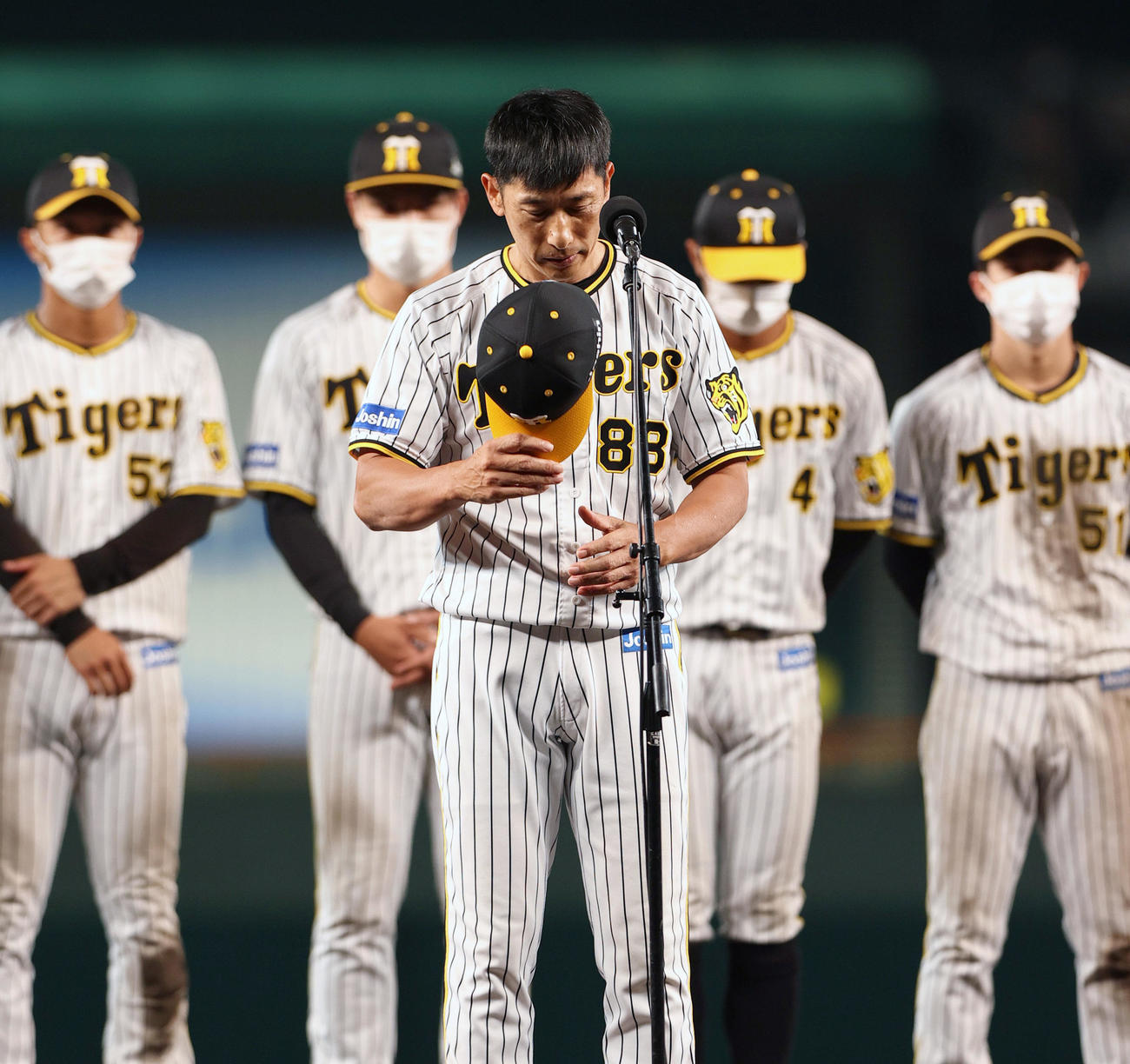 今季甲子園最終戦を終えファンの前であいさつする阪神矢野監督（撮影・上山淳一）
