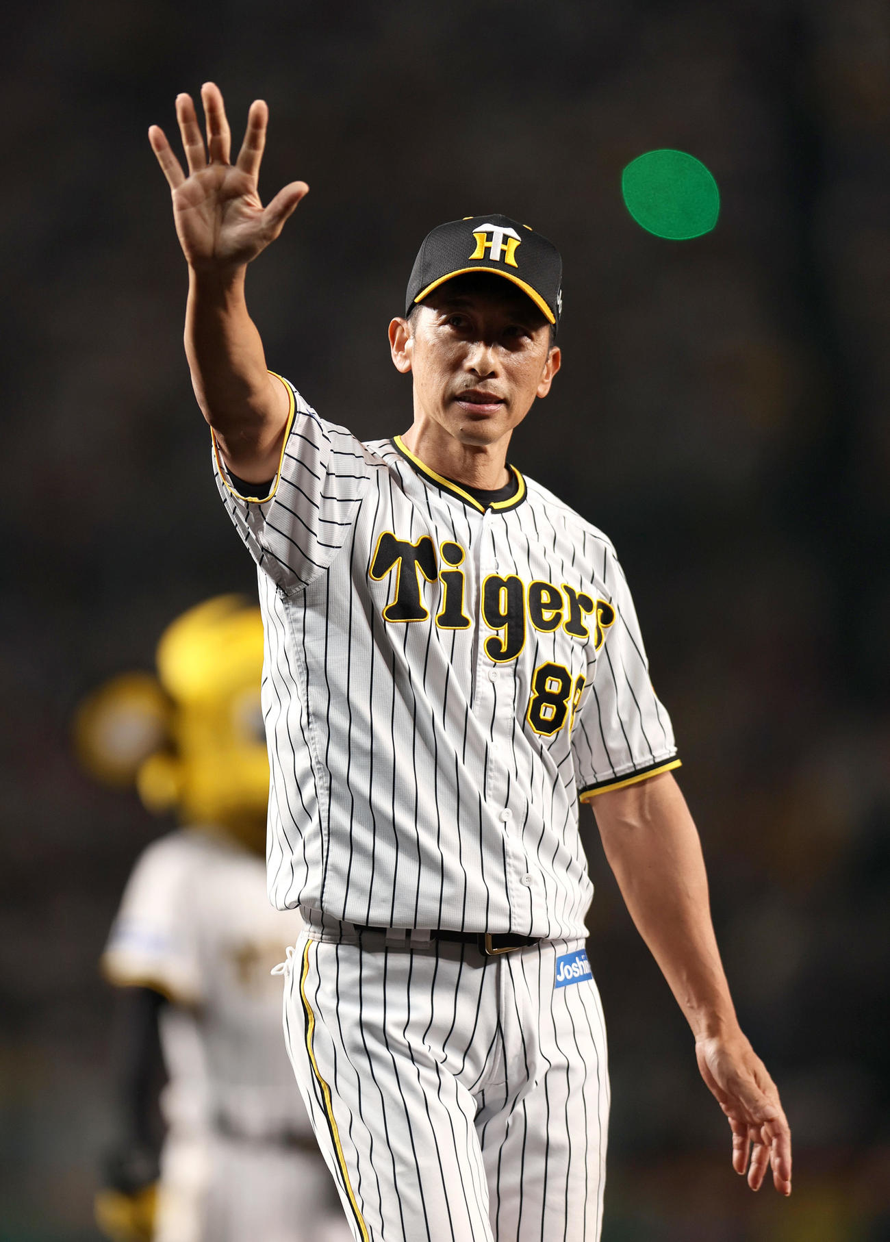 今季甲子園最終戦を終えファンに手を振る阪神矢野監督（撮影・上山淳一）