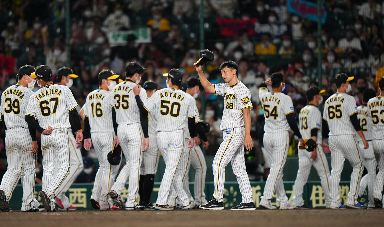 阪神対ヤクルト　試合後、ファンの拍手に応える阪神矢野監督（中央）（撮影・江口和貴）
