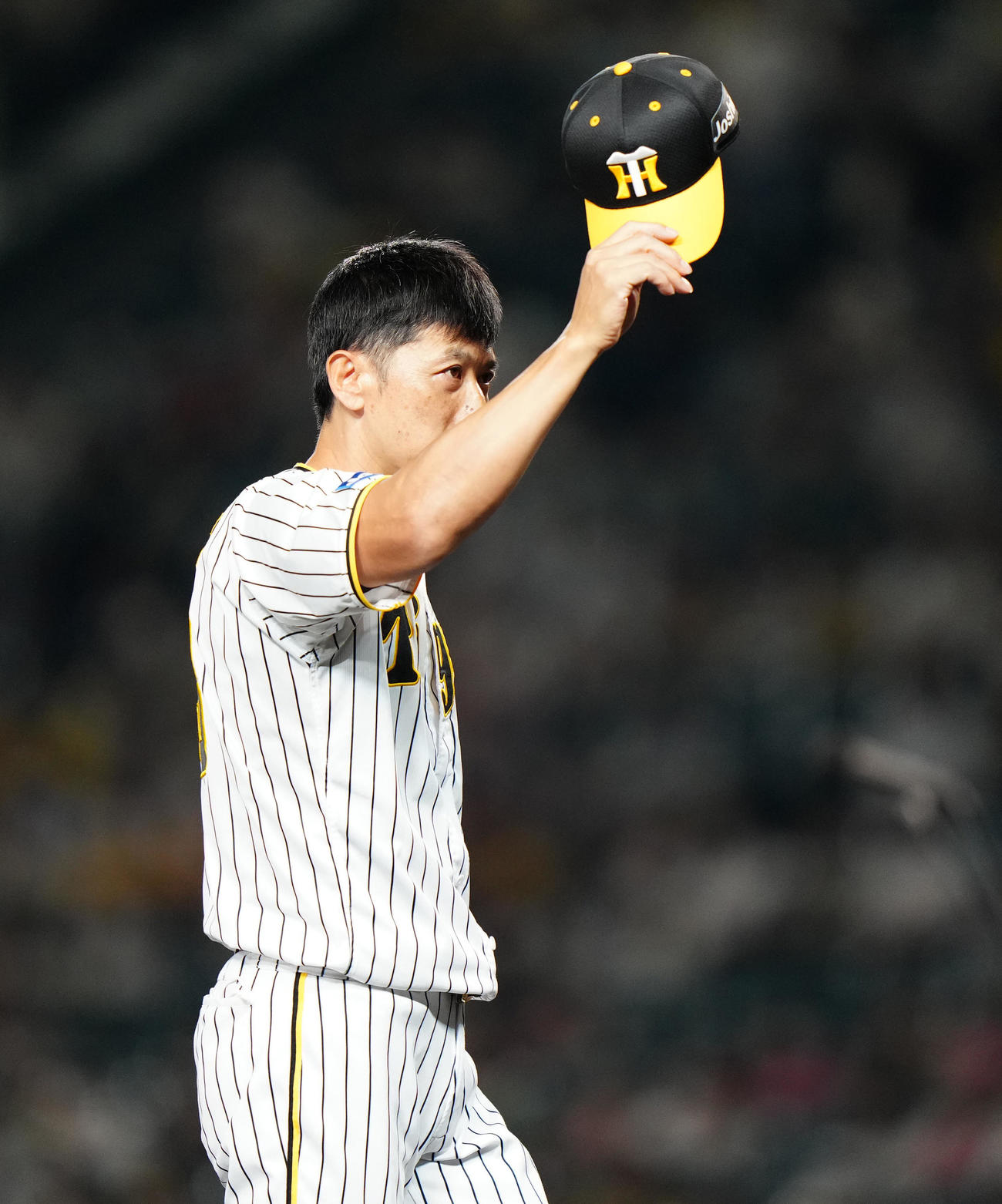 阪神対ヤクルト　試合後、ファンの拍手に応える阪神矢野監督（撮影・江口和貴）