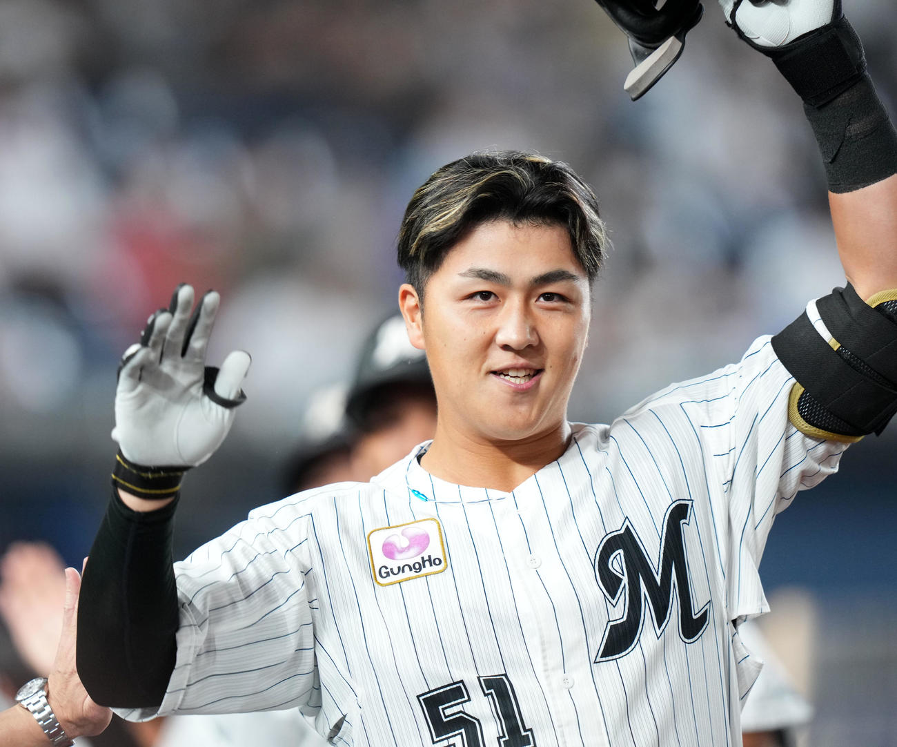 ロッテ対ソフトバンク　6回裏ロッテ1死一、二塁、右越え3点本塁打を放ちタッチを交わす山口（撮影・横山健太）
