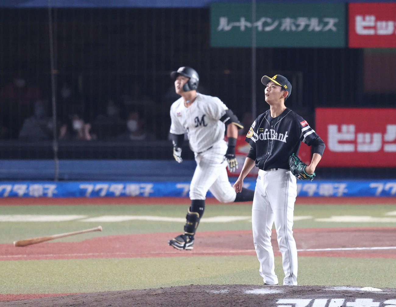 ロッテ対ソフトバンク　6回裏ロッテ1死一、二塁、山口に逆転となる3点本塁打を浴びた泉（撮影・梅根麻紀）