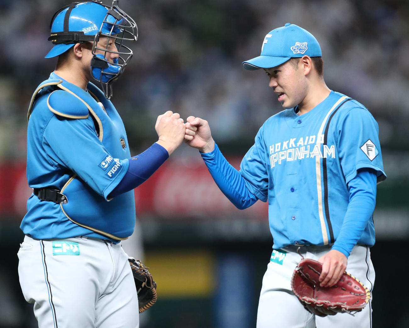 西武対日本ハム　3回裏を無失点に抑えグータッチを交わす宇佐見（左）と根本（撮影・佐藤翔太）