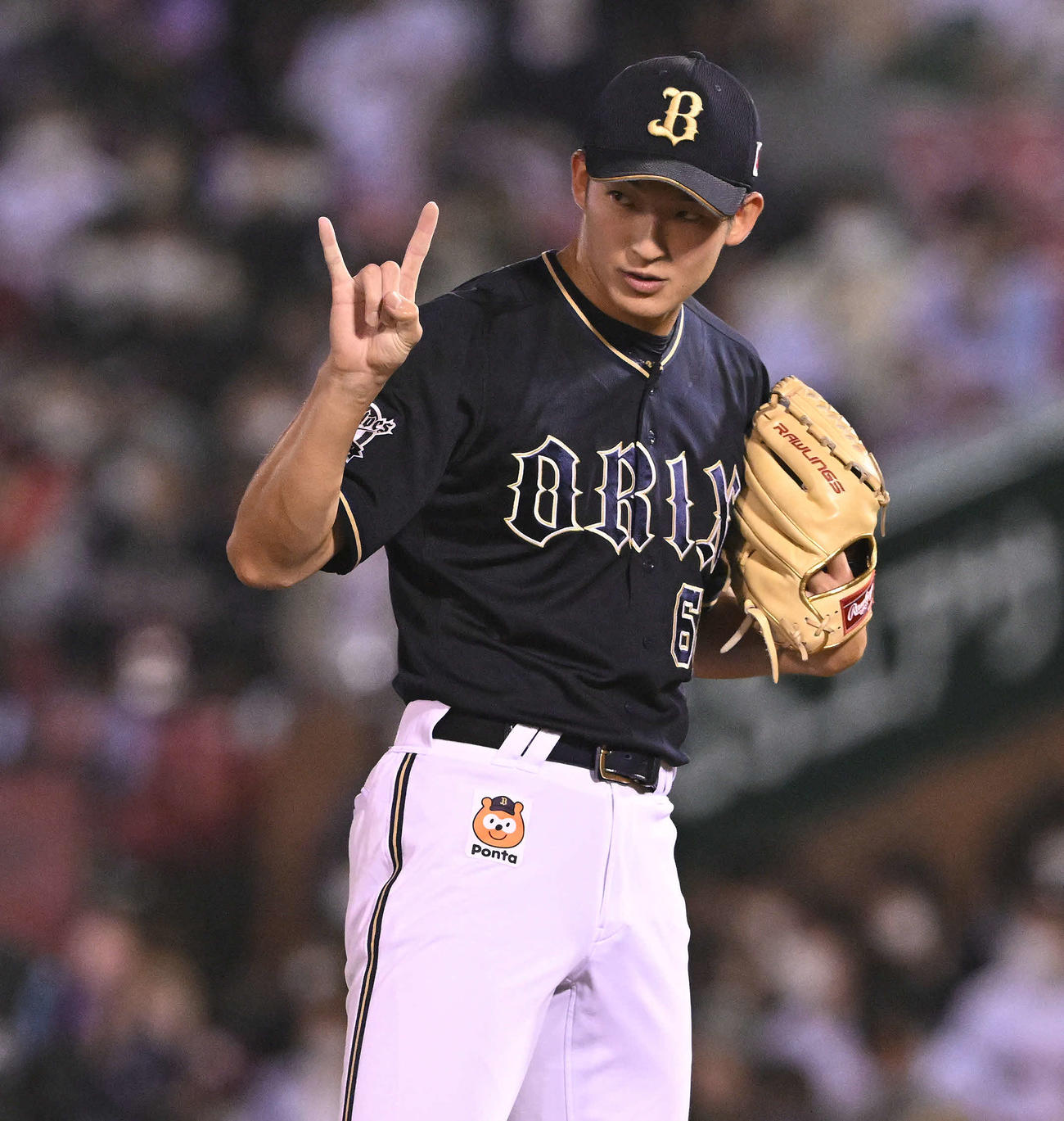 楽天対オリックス　7回裏楽天1死、島内を投ゴロに仕留めナインとアウトカウントを確認する山崎颯（撮影・滝沢徹郎）