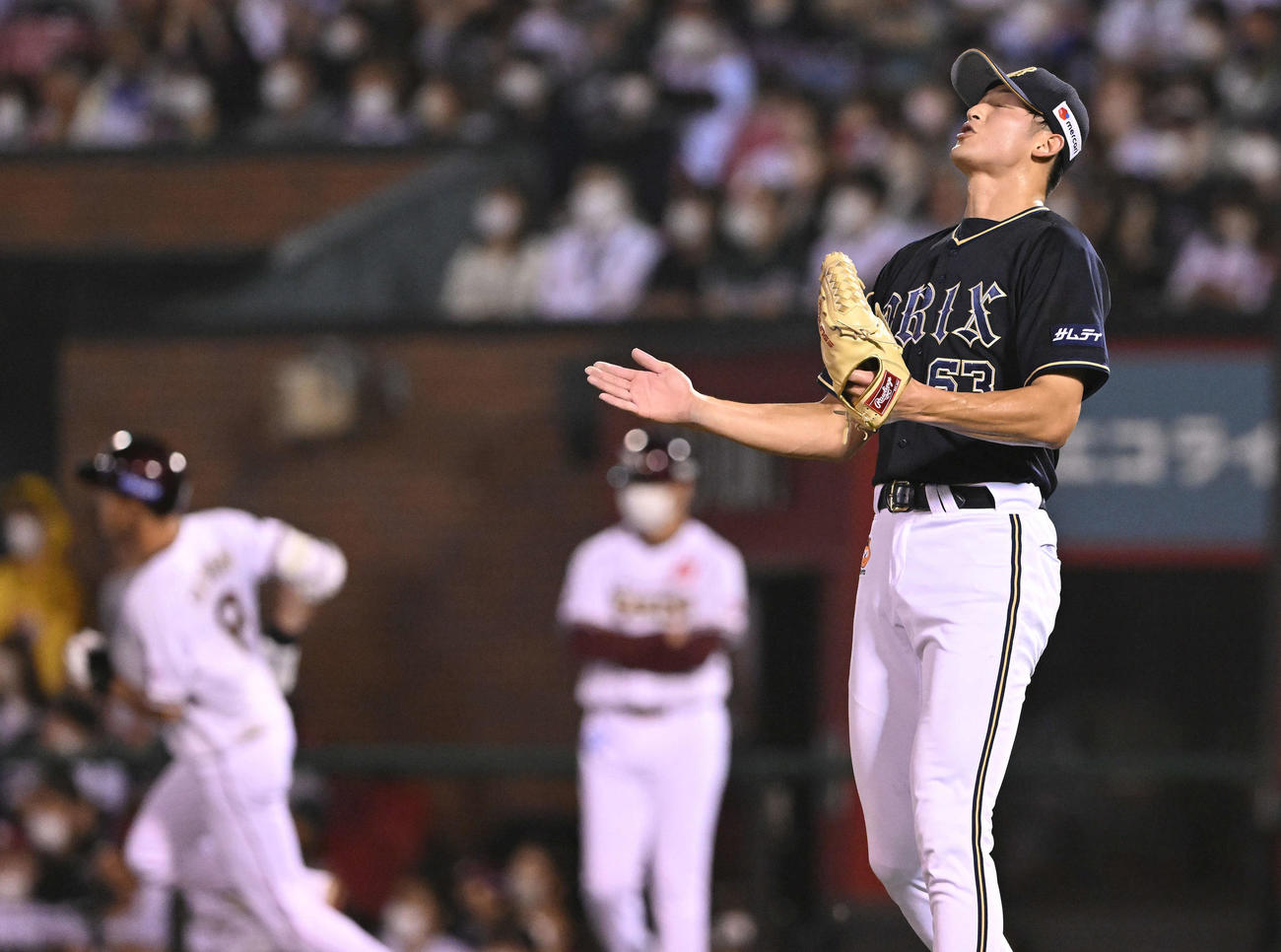 楽天対オリックス　7回裏楽天2死、辰己（奥左）を左飛に仕留めグラブをたたく山崎颯（撮影・滝沢徹郎）