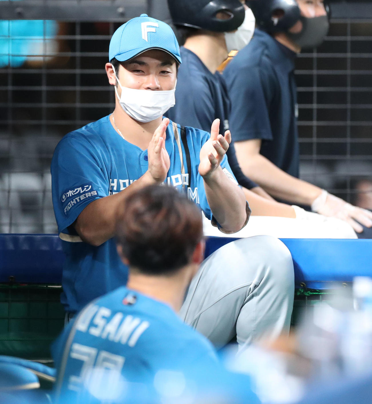 西武対日本ハム　ベンチから笑顔で拍手を送る近藤（撮影・佐藤翔太）