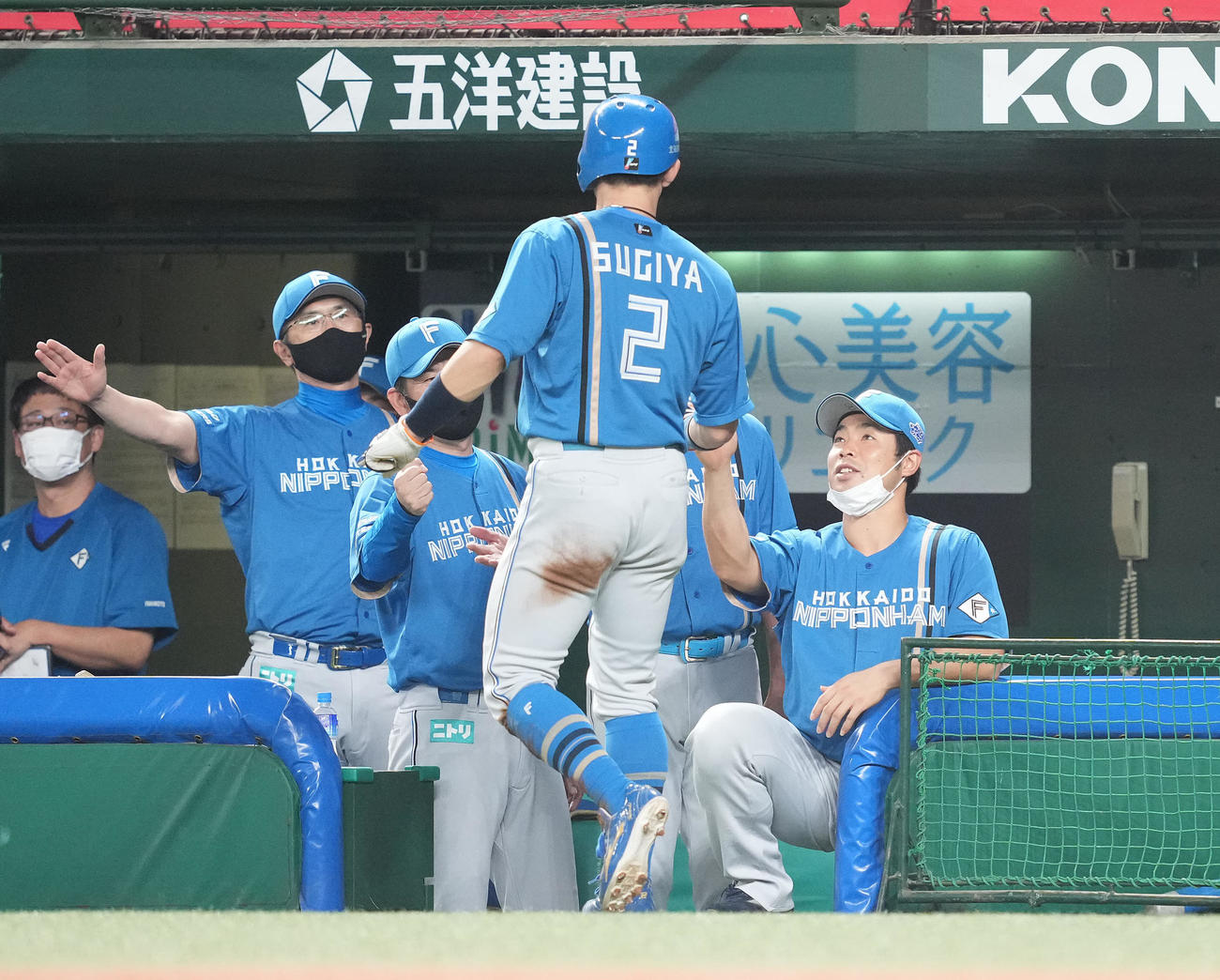 西武対日本ハム　5回表日本ハム2死満塁、押し出し死球で生還した杉谷（中央）を迎える近藤（右）（撮影・鈴木みどり）