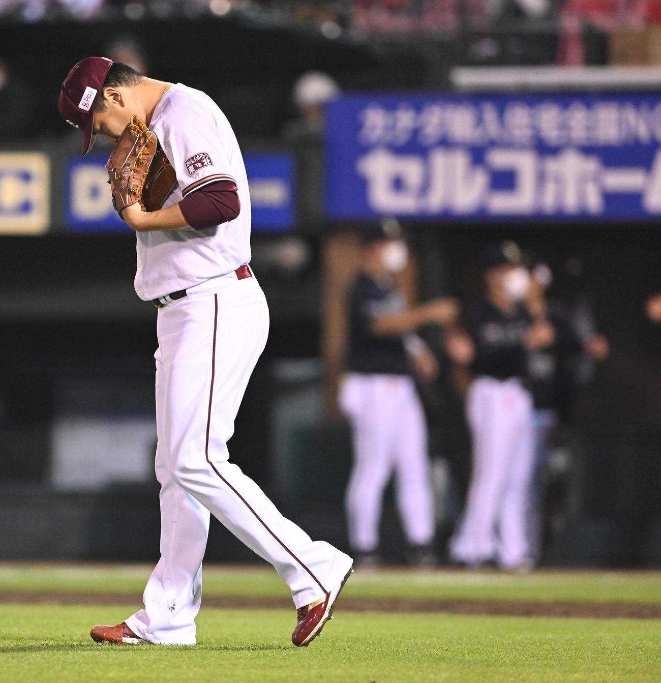 楽天対オリックス　5回表オリックス無死満塁、福田に左前2点適時打を浴び肩を落とす田中将（撮影・滝沢徹郎）