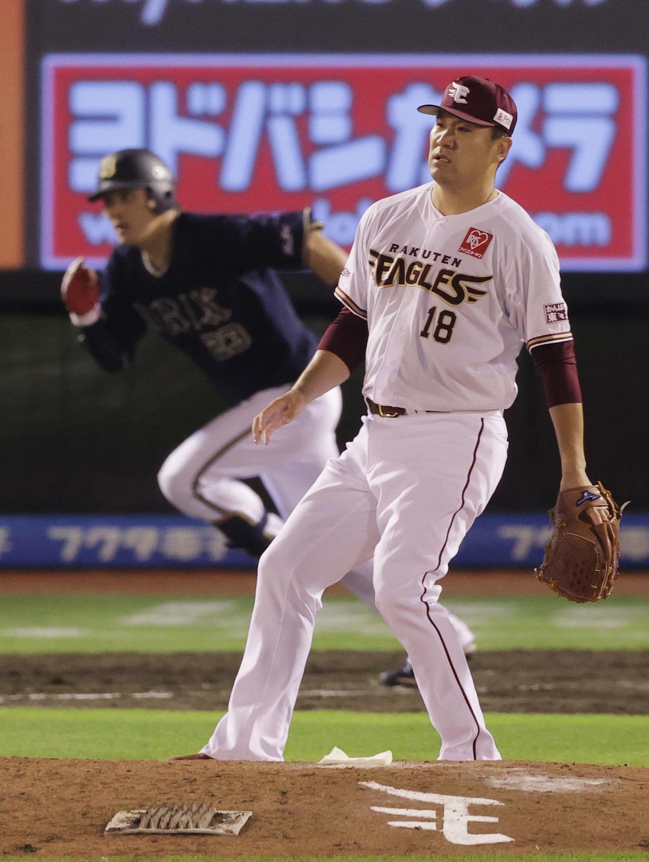 楽天対オリックス　5回表オリックス無死満塁、伏見に適時打を浴びる田中将（撮影・前田充）